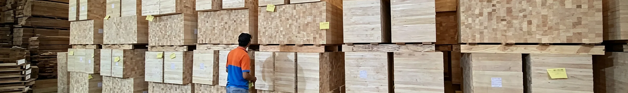 倉庫內成品木方塊托盤陣列,作業人員正在逐垛核對