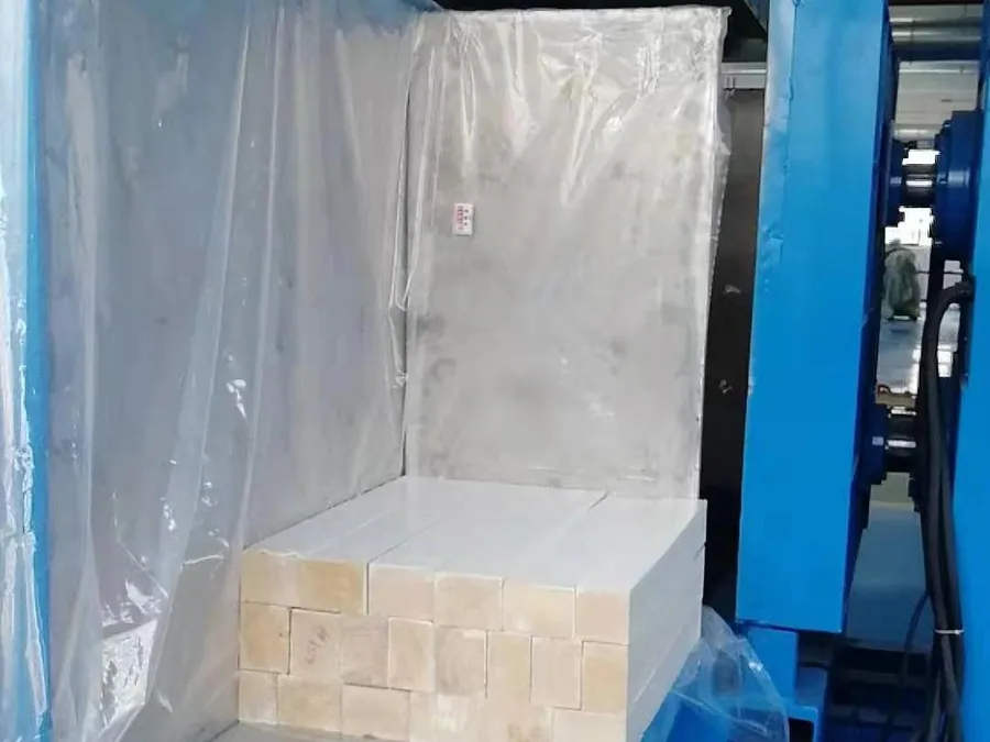 車間內的壓機與真空拼接作業