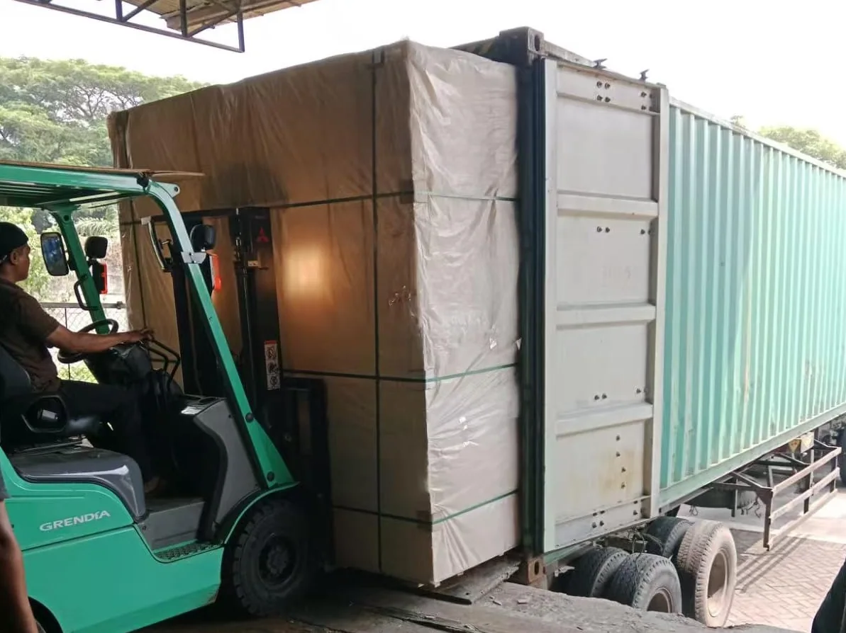 叉車將覆膜綁紮完成的成品托盤裝入集裝箱
