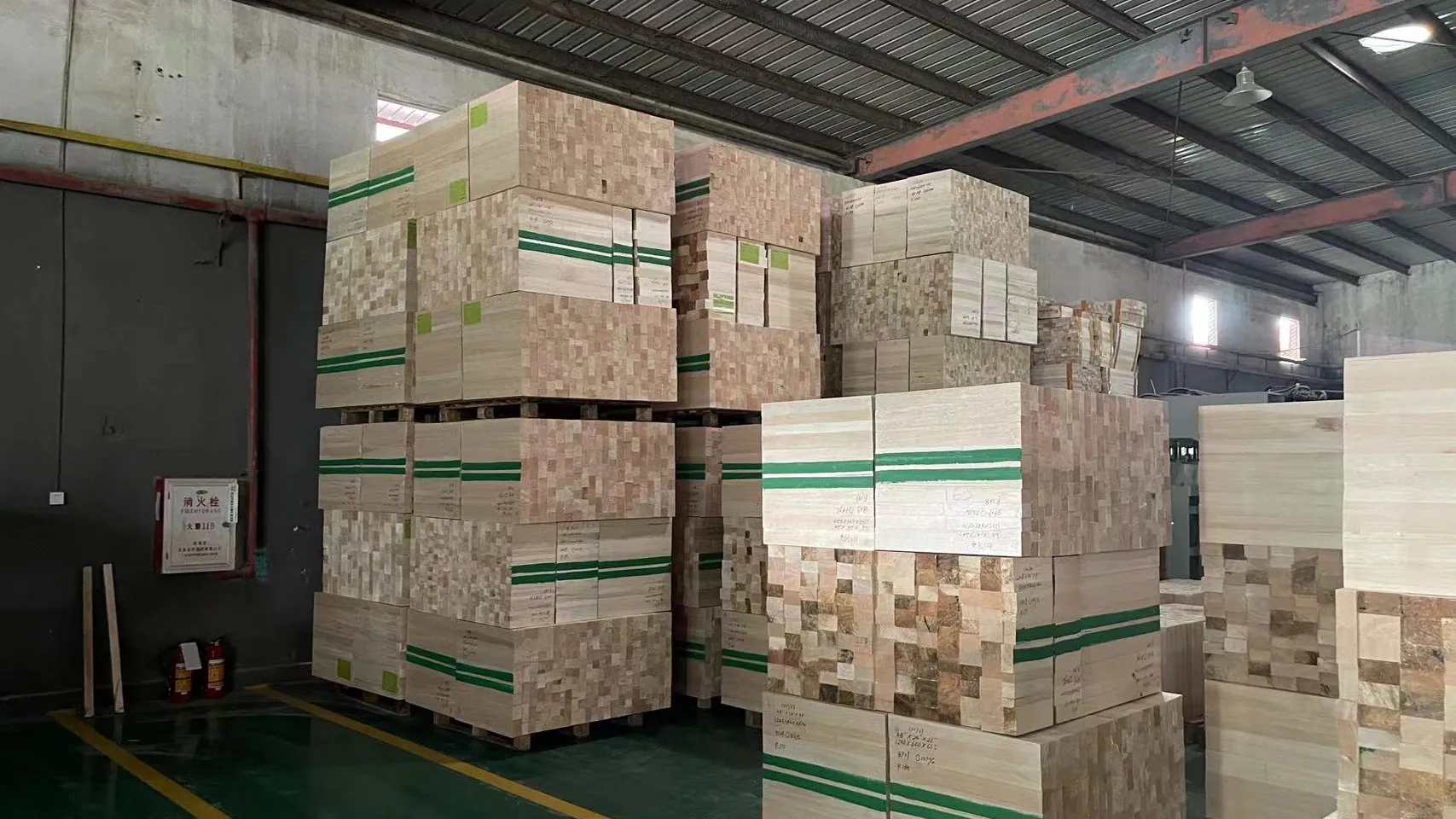 完成拼接、打包待運的巴沙木木方塊（Block）成品堆垛